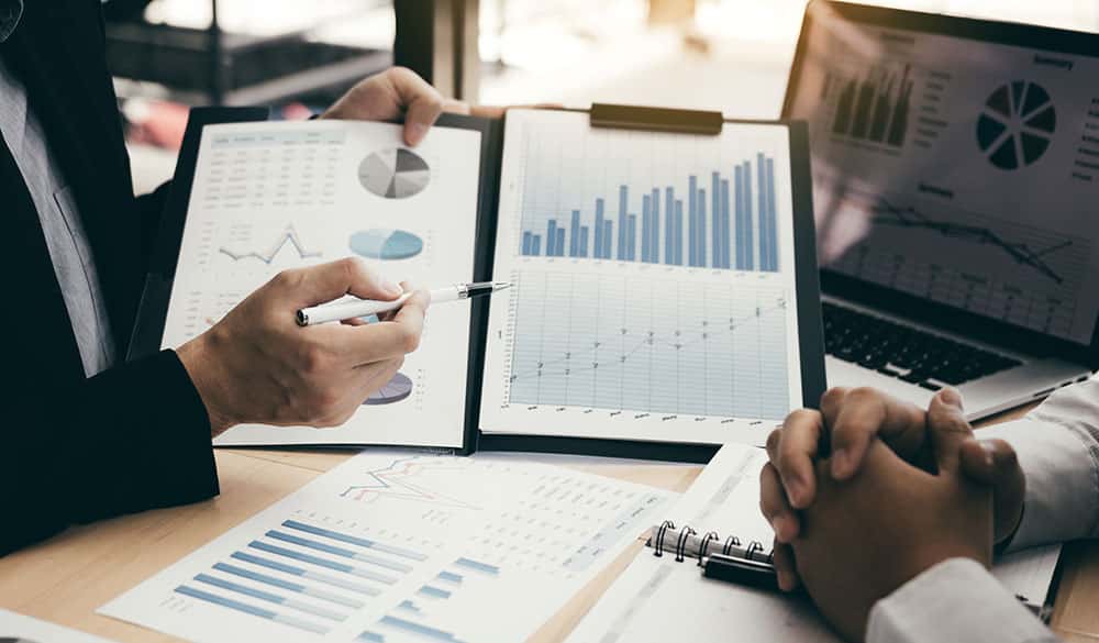 CPA presenting business valuation 
